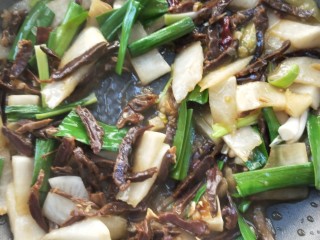 22、美味酸萝卜炒腊鸭心,翻炒均匀即刻出锅。