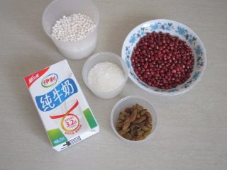1、红豆西米露,准备好所有材料
