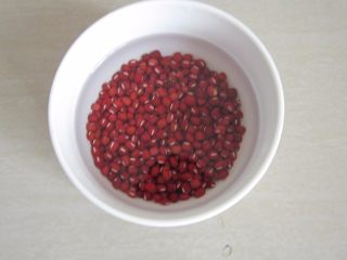 2、红豆西米露,红豆提前浸泡5小时