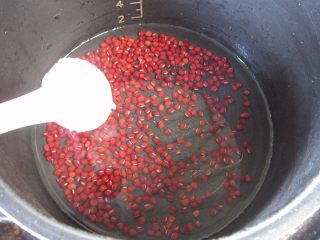 4、红豆西米露,加入白糖，选择“蹄豆”选项保压30分钟即可。