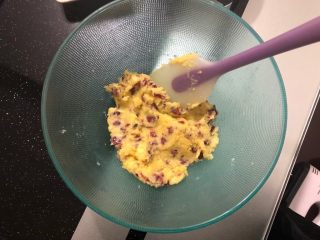 5、蔓越莓饼干,拌匀后加入切碎的蔓越莓搅拌均匀。