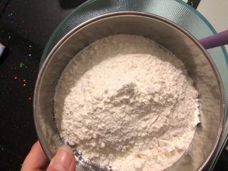 6、蔓越莓饼干,筛入低筋面粉，搅拌均匀。