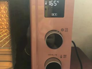 10、蔓越莓饼干,海氏烤箱饼干模式先预热5分钟，然后烤10分钟以后就可以了！(也可以不选模式，上下管170度预热5分钟以后，上下管170度烤10分钟。)不过最后2分钟的时候最好守在烤箱旁边看饼干的颜色，防止烤焦了！