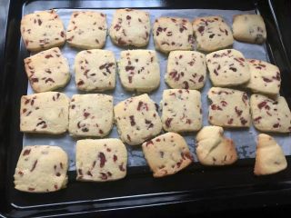 11、蔓越莓饼干,取出来晾晾就可以吃了，虽然是第一次做，但是很好吃哦，不过因为用了白糖，所以表面有颗粒，用糖分就好了！(这点还是听枭笑告诉我的，一开始看到颗粒的时候我还以为坏掉了……)