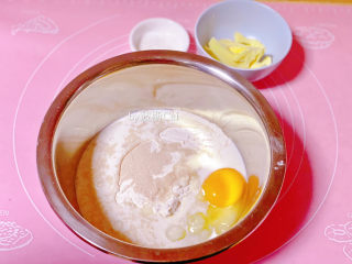 1、法国牛奶面包,除黄油和装饰外，其余所有材料放到不锈钢盘中。（这次用的是旺仔牛奶，旺仔牛奶有甜味，如果用纯牛奶可以加多点20克细砂糖，或者不适合太甜的朋友也可以直接用纯牛奶不增加糖量）