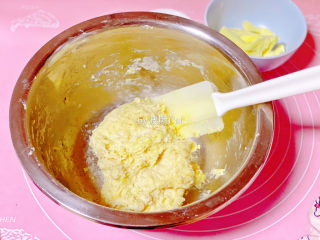 2、法国牛奶面包,用刮刀搅拌均匀面粉糊