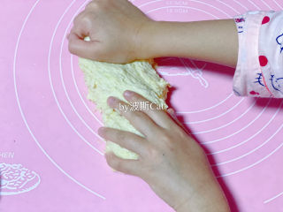 3、法国牛奶面包,用搓衣服手法把面团揉到矿展阶段，就是面团成型，还没到手套膜。这是女儿的手揉面。