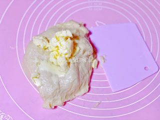 4、法国牛奶面包,揉到比较均匀顺滑的矿展阶段加入黄油继续揉到光滑，可以不用揉到手套膜