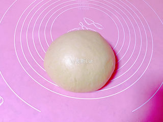 5、法国牛奶面包,揉至光滑的面团