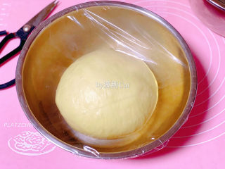 6、法国牛奶面包,保鲜膜盖好进行一次发酵