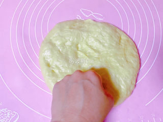 9、法国牛奶面包,把面团取出，用拳头排气，把气泡排走。