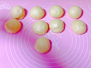 10、法国牛奶面包,一次发酵后的面团分割成8个或者9个小面团，滚圆，盖保鲜纸二次发酵醒面15分钟