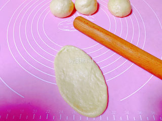 11、法国牛奶面包,擀面杖擀成椭圆形