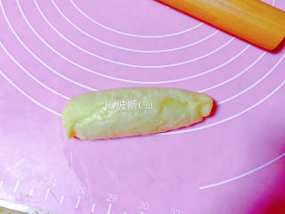 13、法国牛奶面包,然后捏紧收口