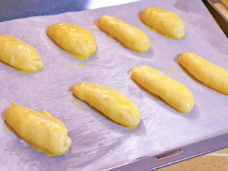 15、法国牛奶面包,抹上一层蛋液