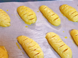 16、法国牛奶面包,用剪刀煎开面包4-5个口，撒上细砂糖在面包上面装饰