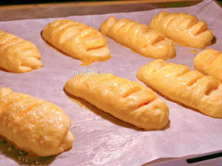 17、法国牛奶面包,最后三次发酵放烤箱40度发酵15分钟，发酵完再撒一点粗砂糖，因为有些粗砂糖在发酵时温度可能会稍微融化。（我这次抹了蛋液剪了面包口子再进行三次发酵是想让面包发酵时候发大让口子更开裂一些。如果发酵完后在涂蛋液，再剪开口子再撒粗砂糖也可以，但这样烤完后的口子裂开没那么大）