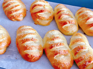 18、法国牛奶面包,预热烤箱中层烤180度15-20分钟，出炉的时候看到裂开的口子很大哦