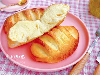 23、法国牛奶面包,拉丝的组织非常细腻湿润柔软