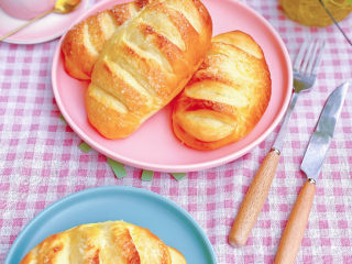 26、法国牛奶面包,美好的一天，从香浓牛奶拉丝甜面包开始❤️。撸了一盘牛奶面包，配方和步骤都改良了，用了半盒牛奶，组织软面湿润不腻，全是牛奶味的牛奶面包，算得上颜值，营养，口味皆完美的面包❤️，一次性烤了8只，刚出烤箱就剩下5个，赶紧拍照。女儿说不够吃，还想吃