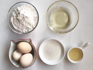 1、无水蜂蜜小蛋糕,准备材料如上图