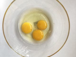 2、无水蜂蜜小蛋糕,鸡蛋打入干净的容器