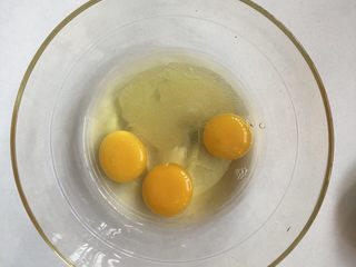 3、无水蜂蜜小蛋糕,加入白砂糖、蜂蜜