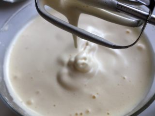4、无水蜂蜜小蛋糕,用打蛋器中高速打至提起打蛋器纹理不易消失即可