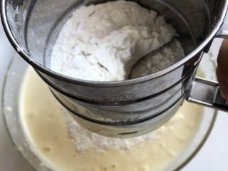 5、无水蜂蜜小蛋糕,分两次筛入低筋面粉