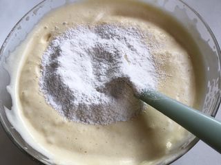 6、无水蜂蜜小蛋糕,刮刀用翻拌的手法，拌至无干粉，不可以划圈圈拌，会消泡