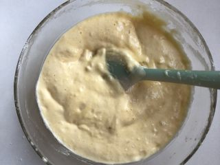 7、无水蜂蜜小蛋糕,拌好的面糊如上图