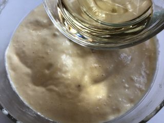 8、无水蜂蜜小蛋糕,加入玉米油，这时候油会沉底，一定要从底部翻拌上来