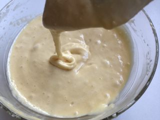 9、无水蜂蜜小蛋糕,拌好的面糊细腻，缓缓低落的状态