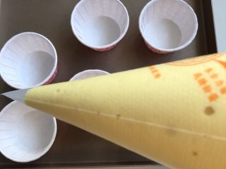 10、无水蜂蜜小蛋糕,装入裱花袋，剪一个口，挤入纸杯