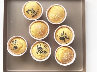 14、无水蜂蜜小蛋糕,出炉后震掉热气