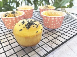 15、无水蜂蜜小蛋糕,放入晾架上