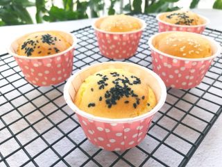 16、无水蜂蜜小蛋糕,在烘烤的途中就可以闻到满屋子的蜂蜜和蛋香，出炉后已经迫不及待要吃了