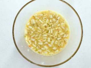 4、宝宝辅食：茄子圈蛋饼,加入少许盐调味（可不加），并且充分搅拌均匀，直至玉米淀粉不结块。