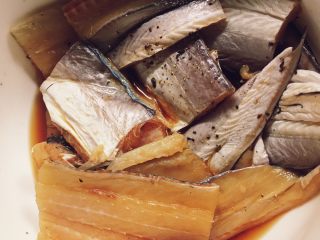 1、蜂蜜鳗鱼,鳗鱼浸入水3小时