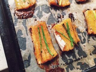 2、蜂蜜鳗鱼,中途拿出来刷一次蜂蜜