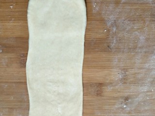 5、肉桂面包卷,面团擀薄擀长的牛舌状
