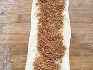 13、肉桂面包卷,均匀撒上白砂糖肉桂