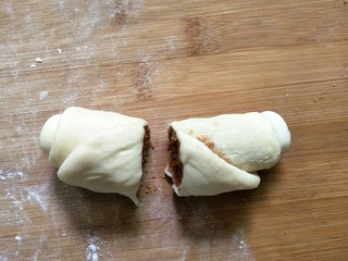 15、肉桂面包卷,卷好后用刀在中间切开