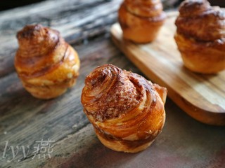 20、肉桂面包卷,这款面包再次温馨提醒一定要趁热食用。如果吃不完密封保存下次食用直接放入烤箱70度左右低温烘烤5分钟左右就可以（其它面包也可以用这个办法让面包回软，因为家庭自制的面包没有加面包改良剂，时间久就会出现面包发硬的问题）