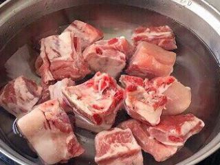 3、清炖排骨，妈妈的味道（二）,半锅凉水，放入洗净的排骨。