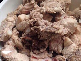 5、清炖排骨，妈妈的味道（二）,关火，把排骨捞出。