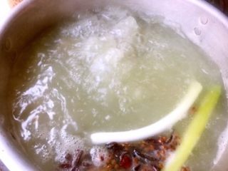 7、清炖排骨，妈妈的味道（二）,用大火烧开后转小火炖一个半小时。