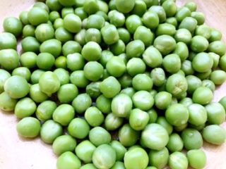 8、清炖排骨，妈妈的味道（二）,准备好的新鲜豌豆。（当然也可以是其他食材）