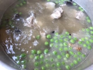 9、清炖排骨，妈妈的味道（二）,加入排骨中，炖二十分后放盐，滴两滴酱油，出锅。