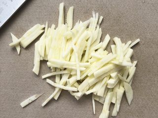 2、面条鸡蛋卷,西葫芦去皮切丝